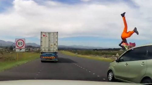 Τρομακτικό ατύχημα με αυτοκίνητο που κάνει προσπέραση και εκτοξεύει εργάτη στο δρόμο