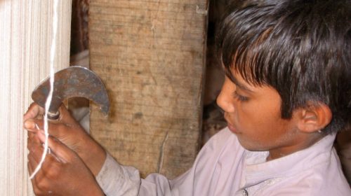 Η συγκλονιστική ιστορία ενός μικρού παιδιού που δολοφονήθηκε από τη «μαφία των χαλιών»