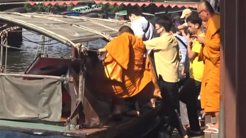 Ο ανορθόδοξος και επικίνδυνος τρόπος που μετακινείται ο κόσμος στην Μπανγκονγκ