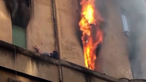 Άνδρας κρεμάστηκε σε περβάζι για να σωθεί από το φλεγόμενο διαμέρισμά του