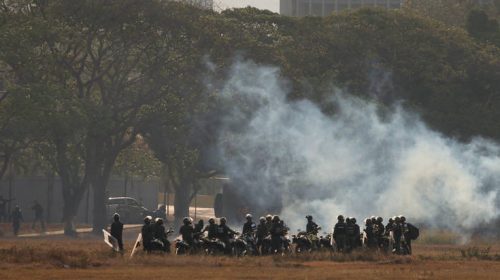 Ο Γκουαϊδό καλεί σε γενική απεργία, ο Μαδούρο δεσμεύεται να τιμωρήσει «τους προδότες»
