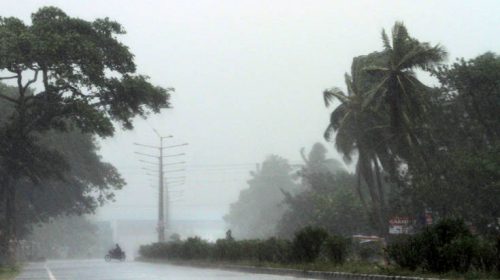 Με ανέμους 200 χιλιομέτρων την ώρα σαρώνει την Ινδία ο κυκλώνας Φάνι