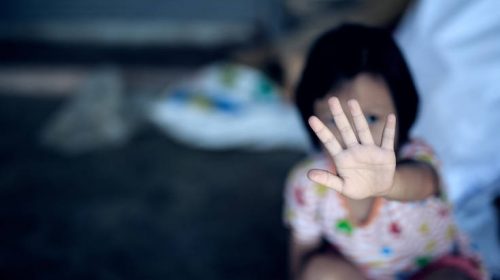 Πατριός βίασε την θετή κόρη του 1.800 φορές σε έξι χρόνια