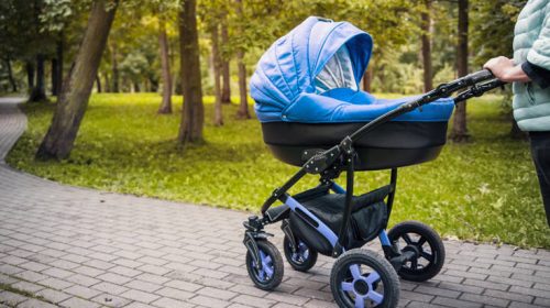 Δεν μπορείτε να φανταστείτε ποιος έσπρωχνε το πρώτο καροτσάκι μωρού!