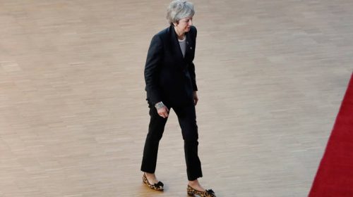 Εσωκομματικές πιέσεις στη Μέι να σταματήσει τις συνομιλίες με τους Εργατικούς