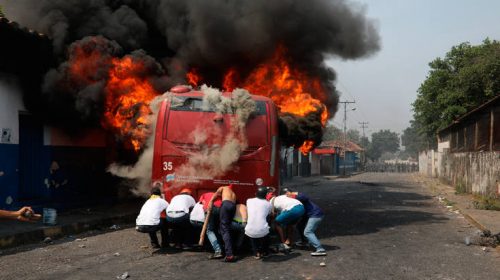 Βενεζουέλα: Συγκρούσεις ξέσπασαν στο Καράκας