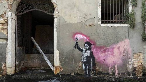 «Υπέγραψε» ο Banksy την προσφυγοπούλα με τη φωτοβολίδα