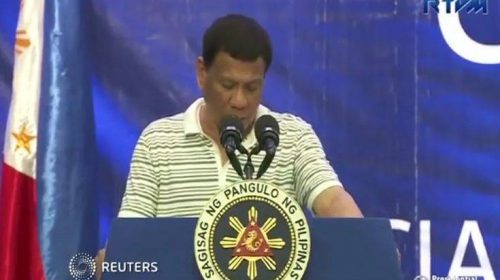 Κατσαρίδα προσγειώθηκε πάνω στον Ντουτέρτε την ώρα της ομιλίας του