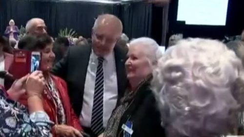 Γυναίκα πέταξε αυγό στο κεφάλι του Αυστραλού πρωθυπουργού