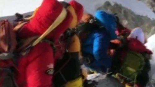 Απίστευτες εικόνες από τον «συνωστισμό» στο Έβερεστ