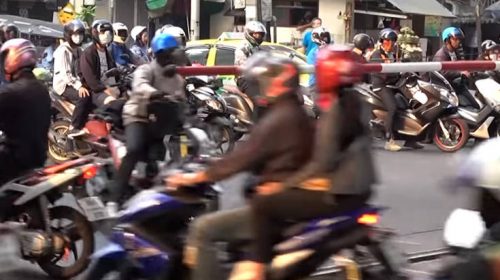 Tο αδιανόητο χάος που επικρατεί στις σιδηροδρομικές διαβάσεις της Ταϊλάνδης