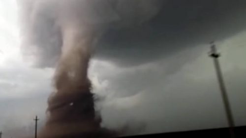 Ανεμοστρόβιλος σήκωσε λεωφορείο στον αέρα και το έριξε σε χωράφι