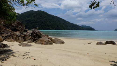 Ο γρίφος στον βράχο και το έπαθλο των 2.000 ευρώ σε όποιον βρει την απάντηση