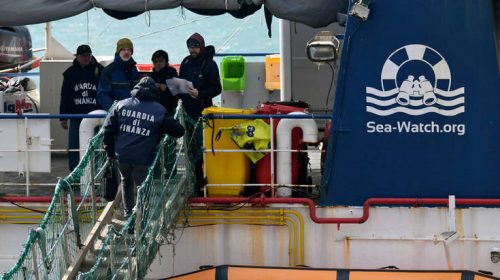 Ένταση στην Ιταλία με το πλοίο Sea-Watch όπου παραμένουν εγκλωβισμένοι μετανάστες