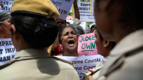 Ινδία: Ισόβια κάθειρξη σε τρεις άνδρες για τον βιασμό και τον φόνο μιας 8χρονης