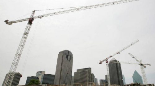 Τρόμος στο Ντάλας, γερανός έπεσε πάνω σε πολυκατοικία