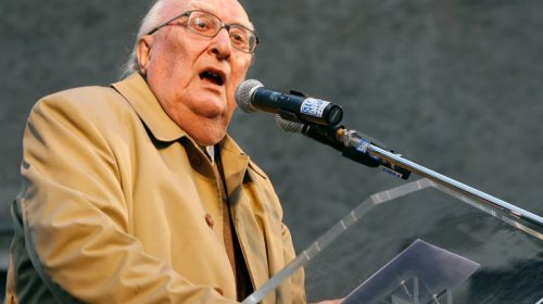 Μάχη να κρατηθεί στη ζωή δίνει ο ιταλός συγγραφέας Αντρέα Καμιλέρι