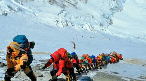 Έβερεστ: Ρεκόρ προσέλευσης το 2019 αλλά και έντεκα θάνατοι