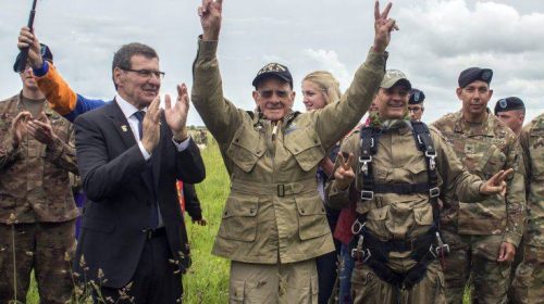 Στα 97 του πήδηξε με αλεξίπτωτο για να τιμήσει τα 75 χρόνια από την D-Day