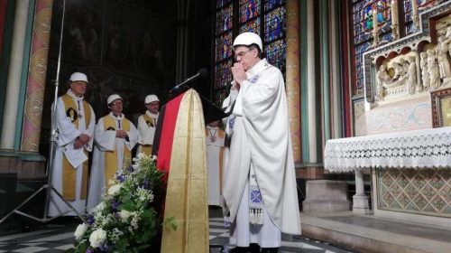 Παναγία των Παρισίων: Τελέστηκε η πρώτη λειτουργία, κράνη φορούσαν οι παρευρισκόμενοι