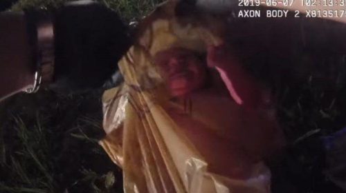 Αστυνομικοί ανοίγουν σακούλα και αντικρίζουν ένα ζωντανό νεογέννητο βρέφος