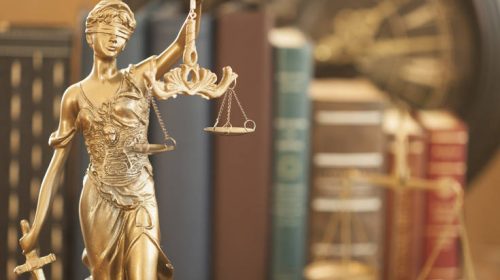 Γλίτωσε την εσχάτη των ποινών εξαιτίας ρατσιστικής προκατάληψης στην επιλογή των ενόρκων