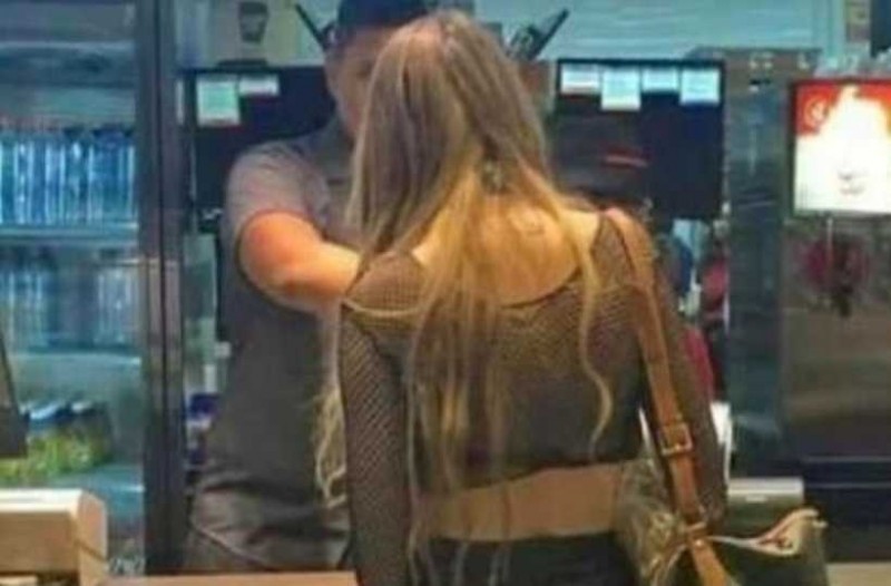 Βγήκε χωρίς εσώρουχο και δεν κατάλαβε ότι κυκλοφορούσε με τη φούστα… σηκωμένη! Βγήκε χωρίς εσώρουχο και δεν κατάλαβε ότι κυκλοφορούσε με τη φούστα… σηκωμένη!