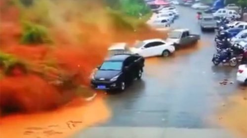 Αυτοκίνητα θάβονται κάτω από τόνους λάσπης στη Κίνα