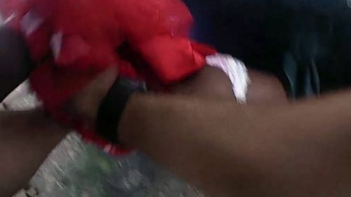 Αστυνομικός σώζει εγκλωβισμένους σε φλεγόμενο σπίτι από παράθυρο του υπογείου