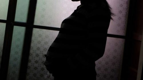 Έγκυος απέβαλε μετά από πυροβολισμό στην κοιλιά και κατηγορείται για ανθρωποκτονία του αγέννητου μωρού της