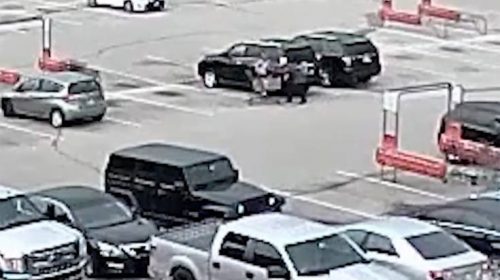 Νεαρός άρπαξε μωρό σε καθισματάκι αυτοκινήτου και το πέταξε στο έδαφος