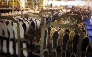 Ο Έλληνας μεγιστάνας που αγοράζει νεκρές επιχειρήσεις και τις «ανασταίνει»