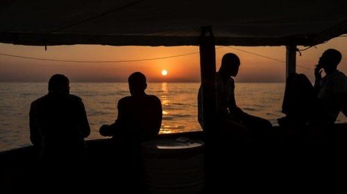 Δεκάδες μετανάστες παραμένουν αποκλεισμένοι στα ανοικτά της Ζαρζίς