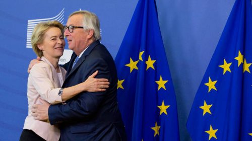 Αγκαλιές και χαμόγελα στην πρώτη συνάντηση Γιούνκερ – φον ντερ Λάιεν