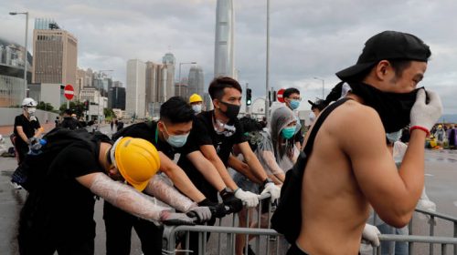 Αστυνομικοί κατά διαδηλωτών με ρόπαλα και δακρυγόνα στο Χονγκ Κονγκ