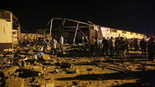 Εγκαταλείπουν το βομβαρδισμένος κέντρο κράτησης στη Λιβύη