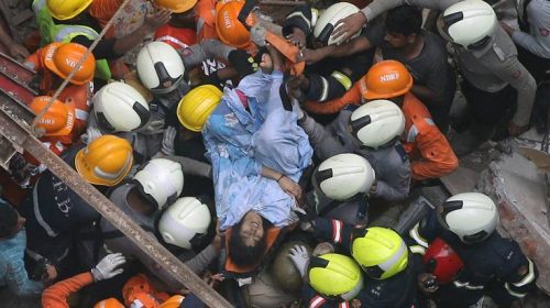Στους 13 οι νεκροί από την κατάρρευση κτιρίου στην Ινδία