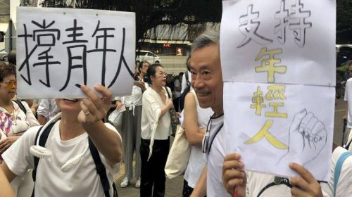 Πορεία… γκριζομάλληδων προς στήριξη των νεαρών διαδηλωτών στο Χονγκ Κονγκ