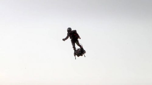 Έπεσε με το Flyboard στη θάλασσα ο «ιπτάμενος» Φράνκι Ζαπάτα