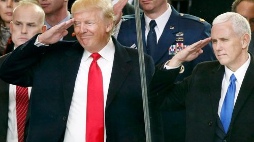 Το σχόλιο του Μάιμκ Πενς για το σύνθημα «στείλ’ την πίσω» κατά Αμερικανίδας βουλευτή