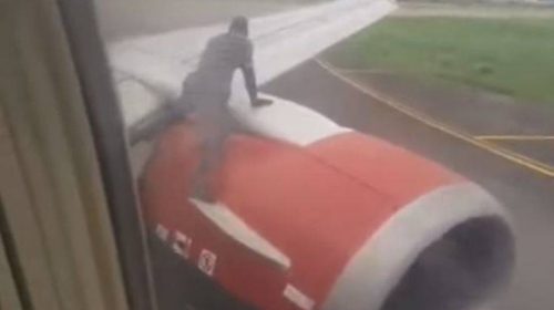 Άνδρας ανέβηκε στο φτερό αεροπλάνου πριν την απογείωση