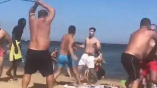 Μπουνιές και κλωτσιές σε παραλία μπροστά σε οικογένειες και παιδιά!