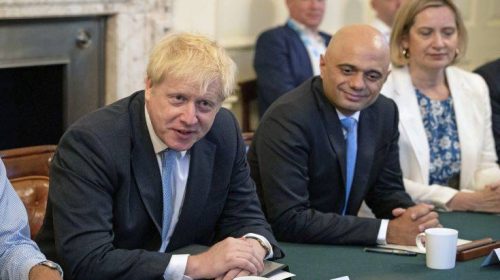 Ο Μπόρις Τζόνσον, η «δεξιά κυβέρνηση» και η «υπουργική σφαγή»