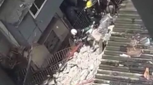 Κατέρρευσε 4ώροφο κτίριο στην Ινδία, δεκάδες άνθρωποι εγκλωβισμένοι στα συντρίμμια