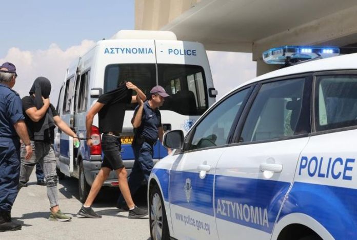 Οκτώ μέρες κράτηση στους δώδεκα για τον ομαδικό βιασμό της 19χρονης Οκτώ μέρες κράτηση στους δώδεκα για τον ομαδικό βιασμό της 19χρονης