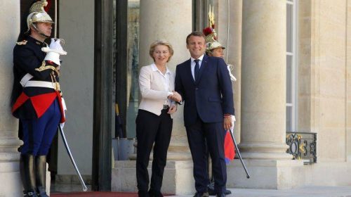 Την Ούρσουλα φον ντερ Λάιεν υποδέχθηκε ο Εμανουέλ Μακρόν στο Ελιζέ