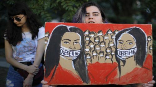 Μαθητές στη Ρουμανία διαδήλωσαν στη μνήμη των δύο νεαρών κοριτσιών που δολοφονήθηκαν