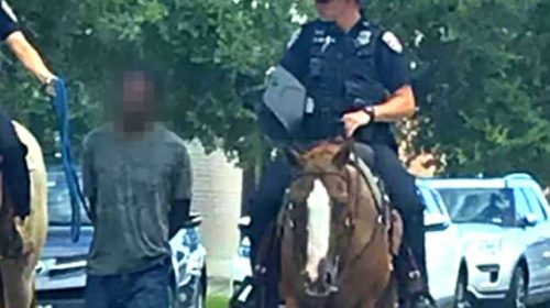 Τέξας: Αστυνομικοί με άλογα έδεσαν έγχρωμο άνδρα και τον τραβούσαν