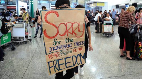 Συμπλοκές διαδηλωτών και αστυνομίας στο διεθνές αεροδρόμιο του Χονγκ Κονγκ