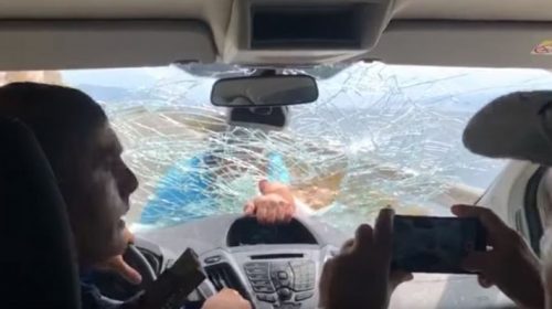 Αλβανός εστιάτορας κρεμιέται από παρμπρίζ τουριστών που έφυγαν απ’ το μαγαζί